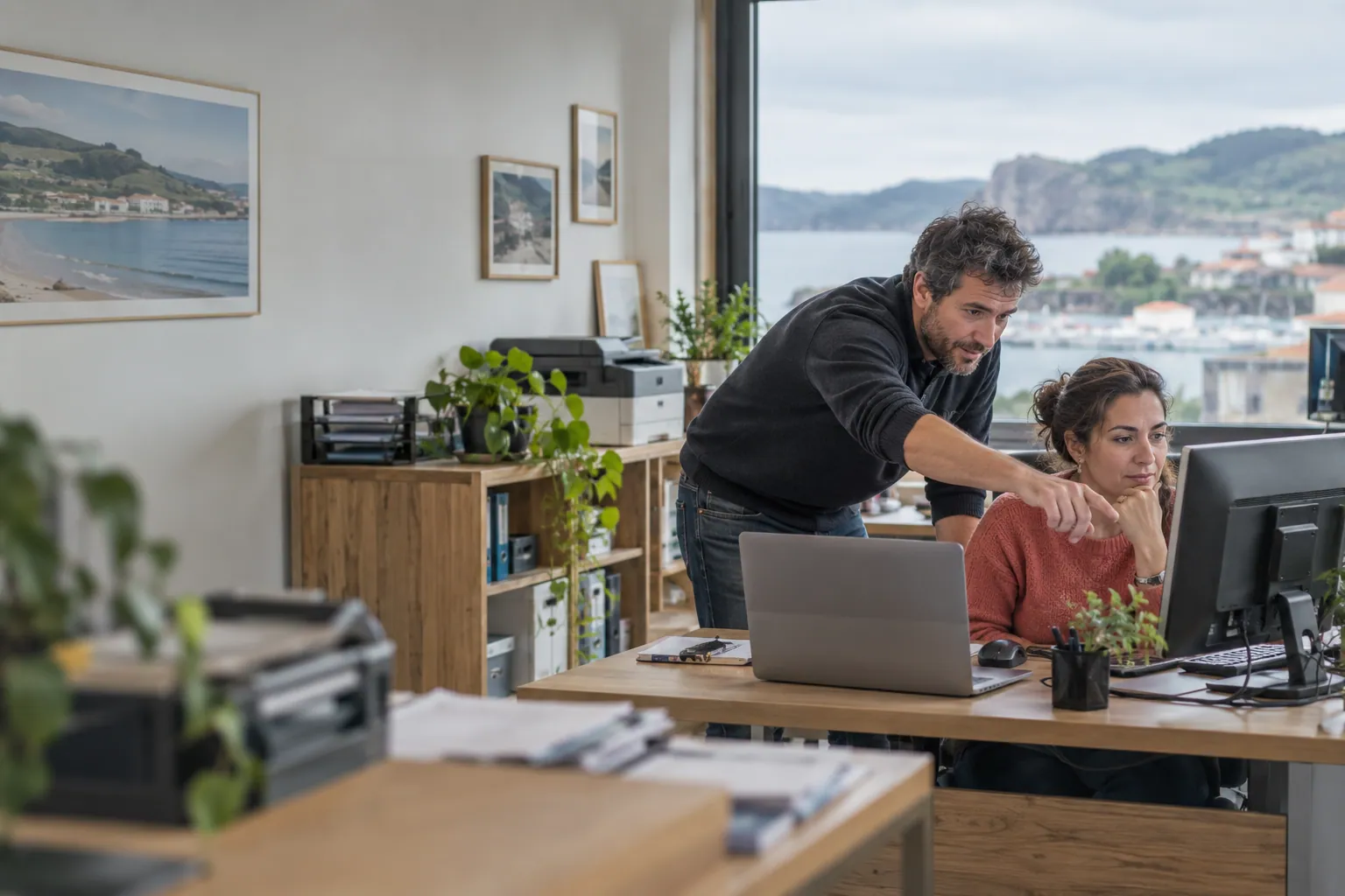Técnico informático ayudando a una pequeña empresa de Cantabria